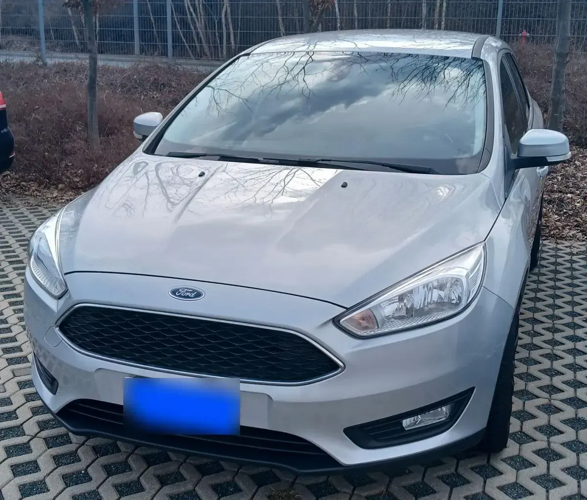 Usado Ford Focus Trend 125 CV (91 kW) 2018 Plateado Familiar