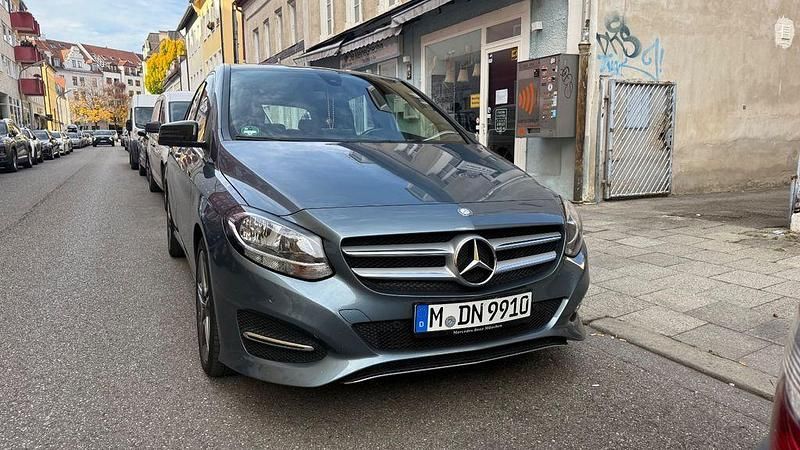 Blau Gebraucht 2015 Mercedes 180 Limousine | 10.200 € (Fairer Preis) - Bild 1/4