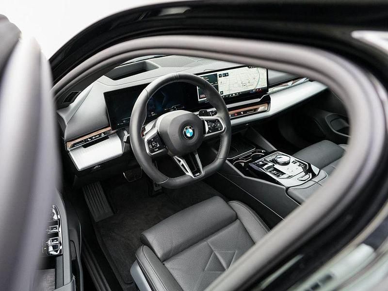 Gebraucht BMW 540 M Sport 303 PS (222 kW) 2025 Saphirschwarzmetallic Limousine