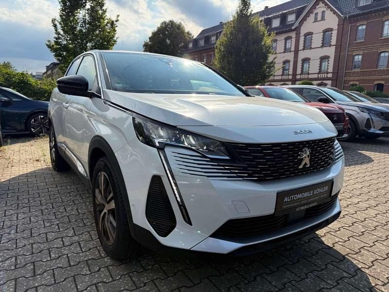 Lack weiss perlglänzend/metall Gebraucht 2023 Peugeot 3008 Allure SUV | 25.980 € (Fairer Preis) - Bild 1/4