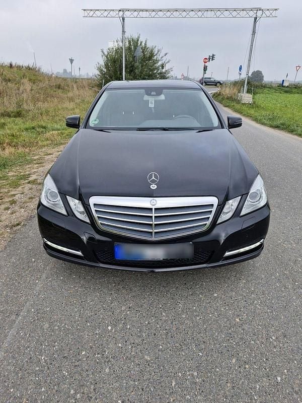 Schwarz Gebraucht 2011 Mercedes E200 Elegance Limousine | 10.000 € (Superpreis) - Bild 1/4