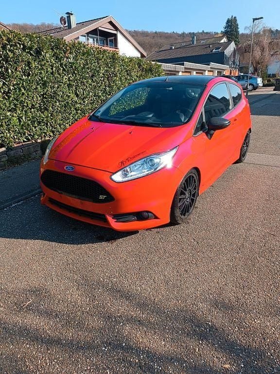 Rot Gebraucht 2017 Ford Fiesta ST Kleinwagen | 9.399 € (Guter Preis) - Bild 1/3