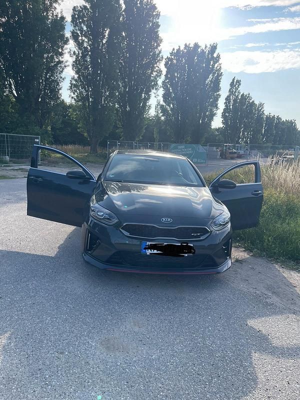 Grau Gebraucht 2020 Kia ProCeed GT Kleinwagen | 24.500 € (Fairer Preis) - Bild 1/4