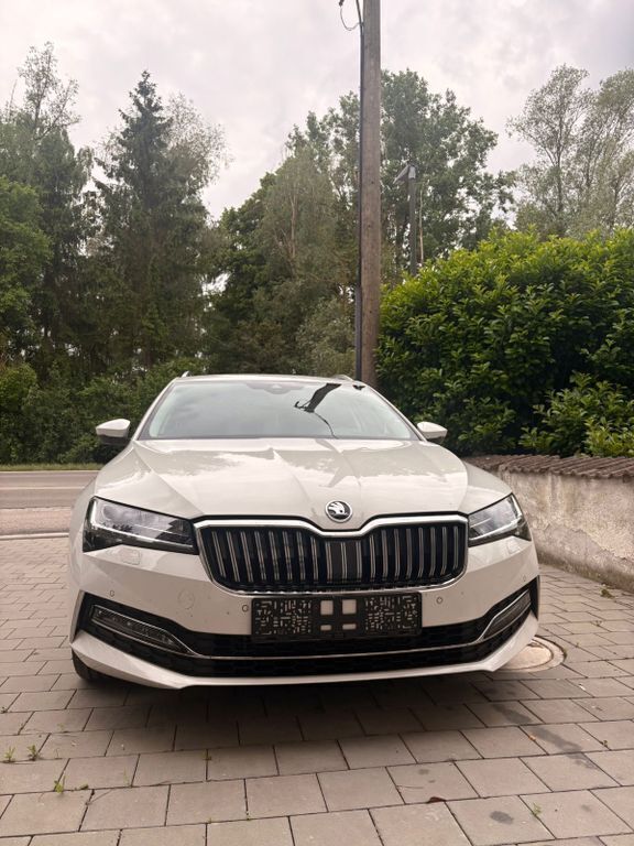 Weiß Gebraucht 2021 Skoda Superb LAURIN & KLEMENT Kombi | 29.500 € (Fairer Preis) - Bild 1/4