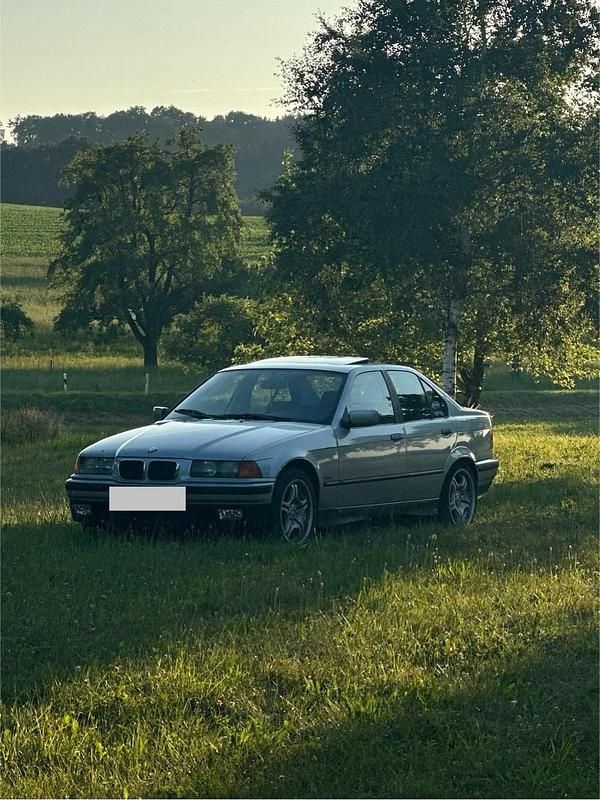 Silber Gebraucht 1997 BMW 318 Limousine | 2.450 € (Superpreis) - Bild 1/4