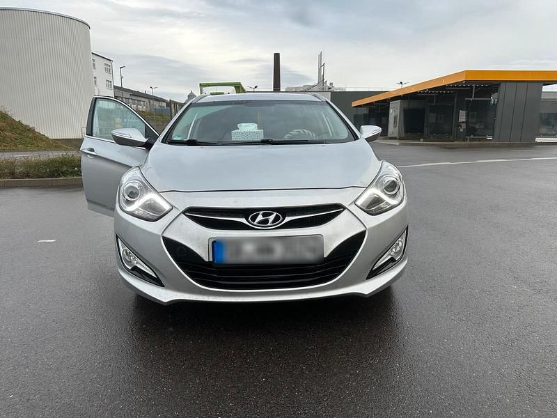 Grau Gebraucht 2013 Hyundai i40 Kombi | 6.300 € (Fairer Preis) - Bild 1/4