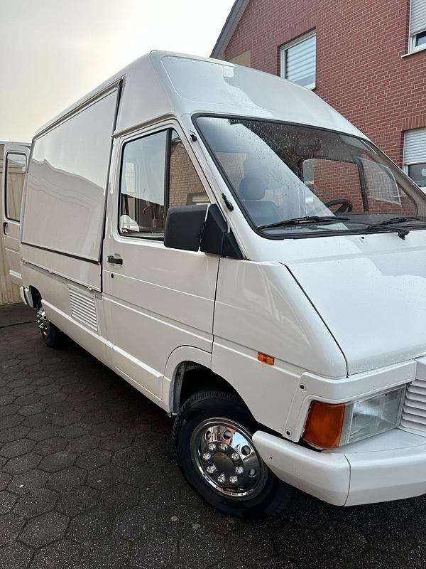 Second-hand Renault Trafic 75 CP (55 kW) 1988 Alb Monovolum