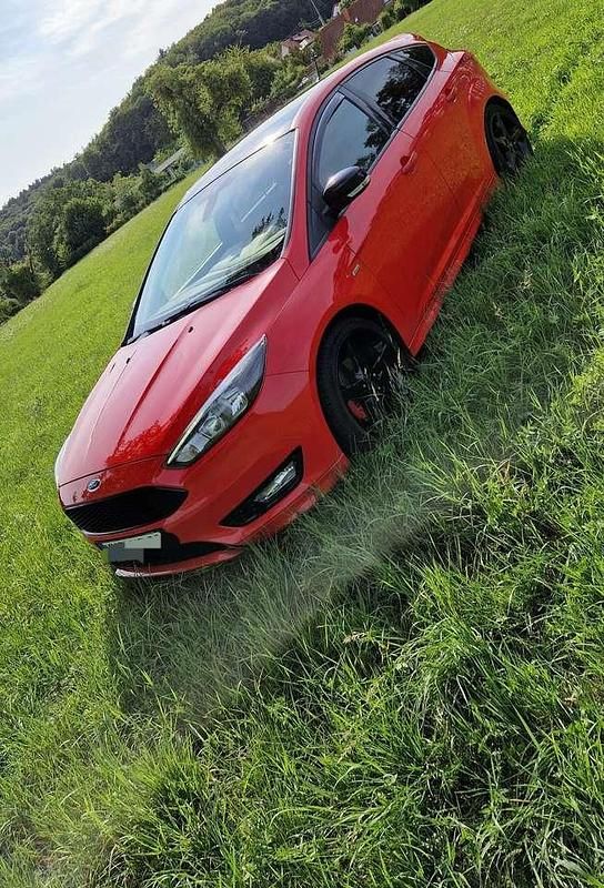 Rot Gebraucht 2018 Ford Focus ST-Line Limousine | 8.500 € (Superpreis) - Bild 1/4