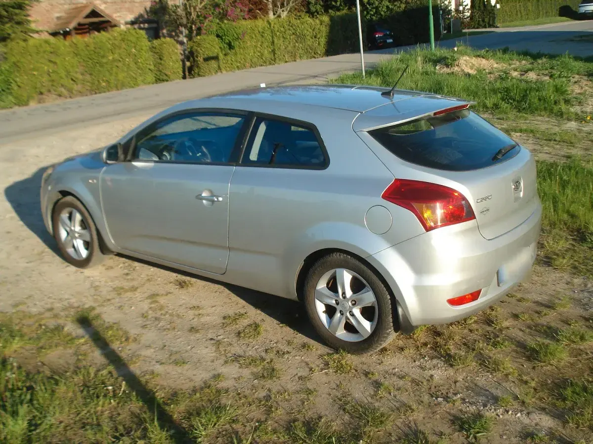 Używany Kia Ceed 90 KM (66 kW) 2010 Srebrny Hatchback