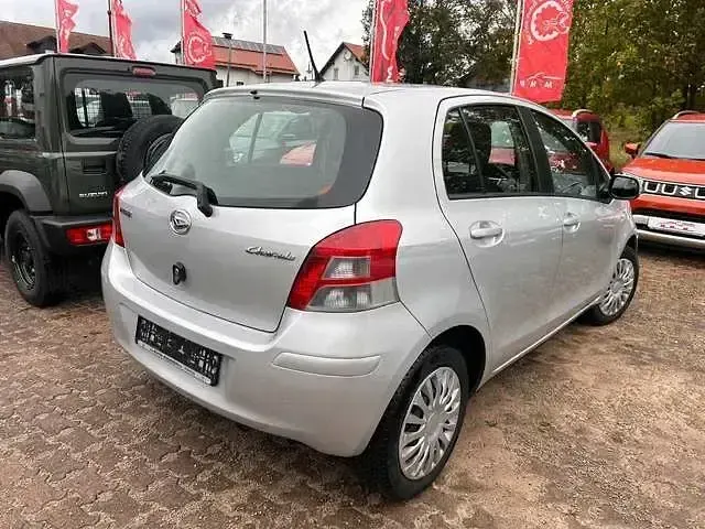 Gebraucht Daihatsu Charade 99 PS (72 kW) 2012 Silber Kleinwagen