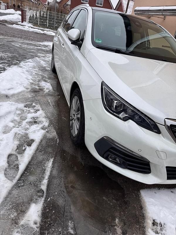 Gebraucht Peugeot 308 SW 120 PS (88 kW) 2018 Weiß Kombi