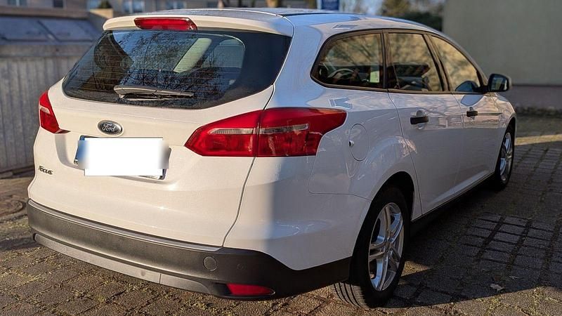 Gebraucht Ford Focus 86 PS (63 kW) 2015 Weiß Kombi