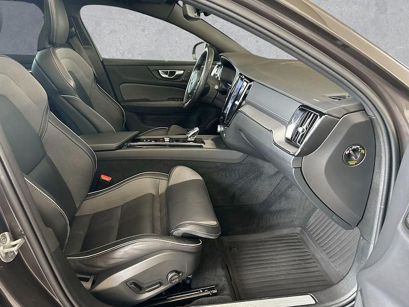 Gebraucht Volvo V60 CC Ultimate 197 PS (144 kW) 2024 Grau Kombi