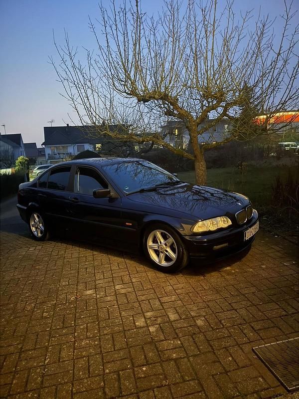 Blau Gebraucht 2004 BMW 318 Limousine | 1.650 € - Bild 1/3