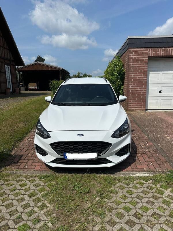 Weiß Gebraucht 2019 Ford Focus ST-Line Kombi | 12.800 € (Etwas zu teuer) - Bild 1/4