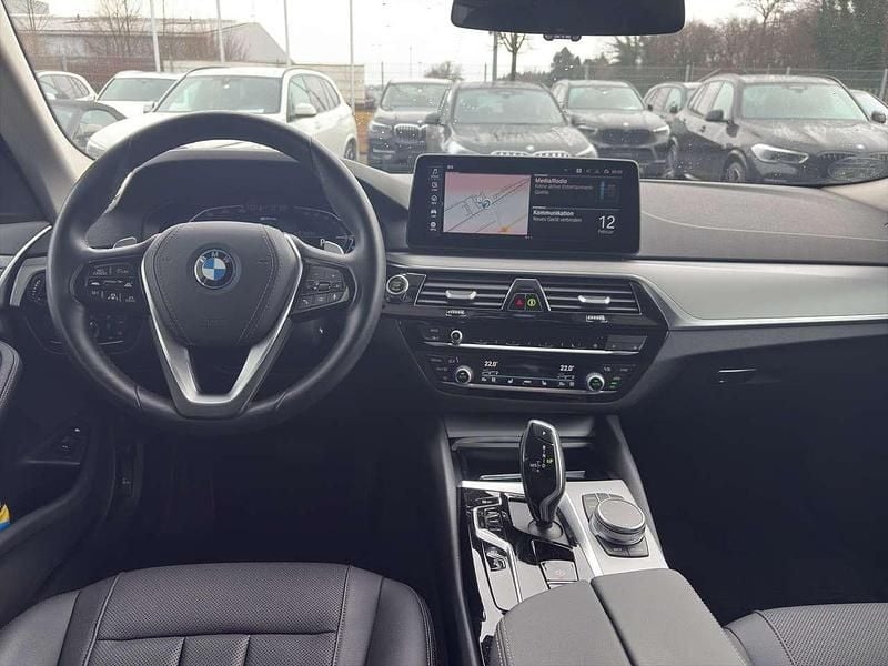 Gebraucht BMW 530e 292 PS (214 kW) 2024 Radio bmw reverse rds Kombi