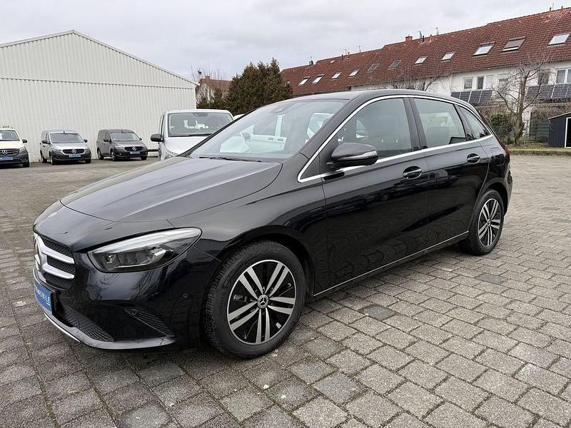 Gebraucht Mercedes E250 Progressive 160 PS (117 kW) 2022 Kosmosschwarz  metalliclack Limousine