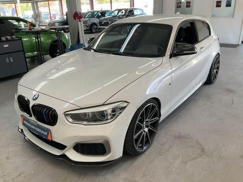 Weiß Gebraucht 2017 BMW M140 M Sport Limousine | 32.470 € (Fairer Preis) - Bild 1/4