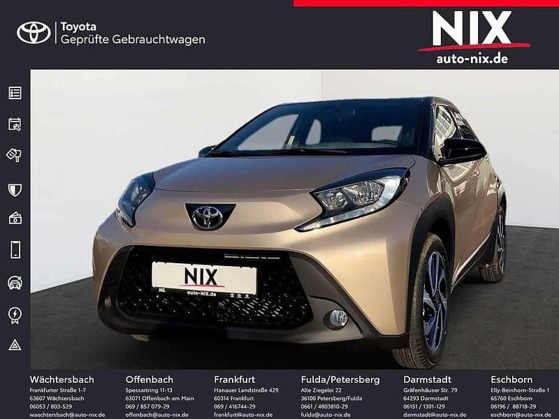 Gingerbeige / night sky black Gebraucht 2024 Toyota Aygo Team Kleinwagen | 18.600 € (Teuer) - Bild 1/4