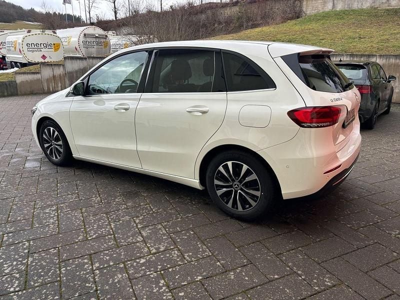 Usado Mercedes B200 150 HP (110 kW) 2021 Branco Monovolume