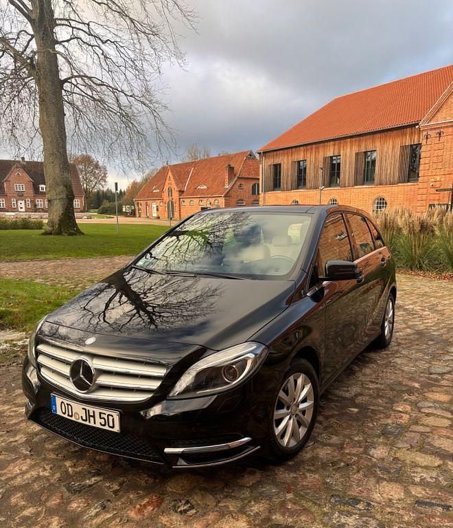 Schwarz Gebraucht 2013 Mercedes 200 Limousine | 16.900 € (Teuer) - Bild 1/4