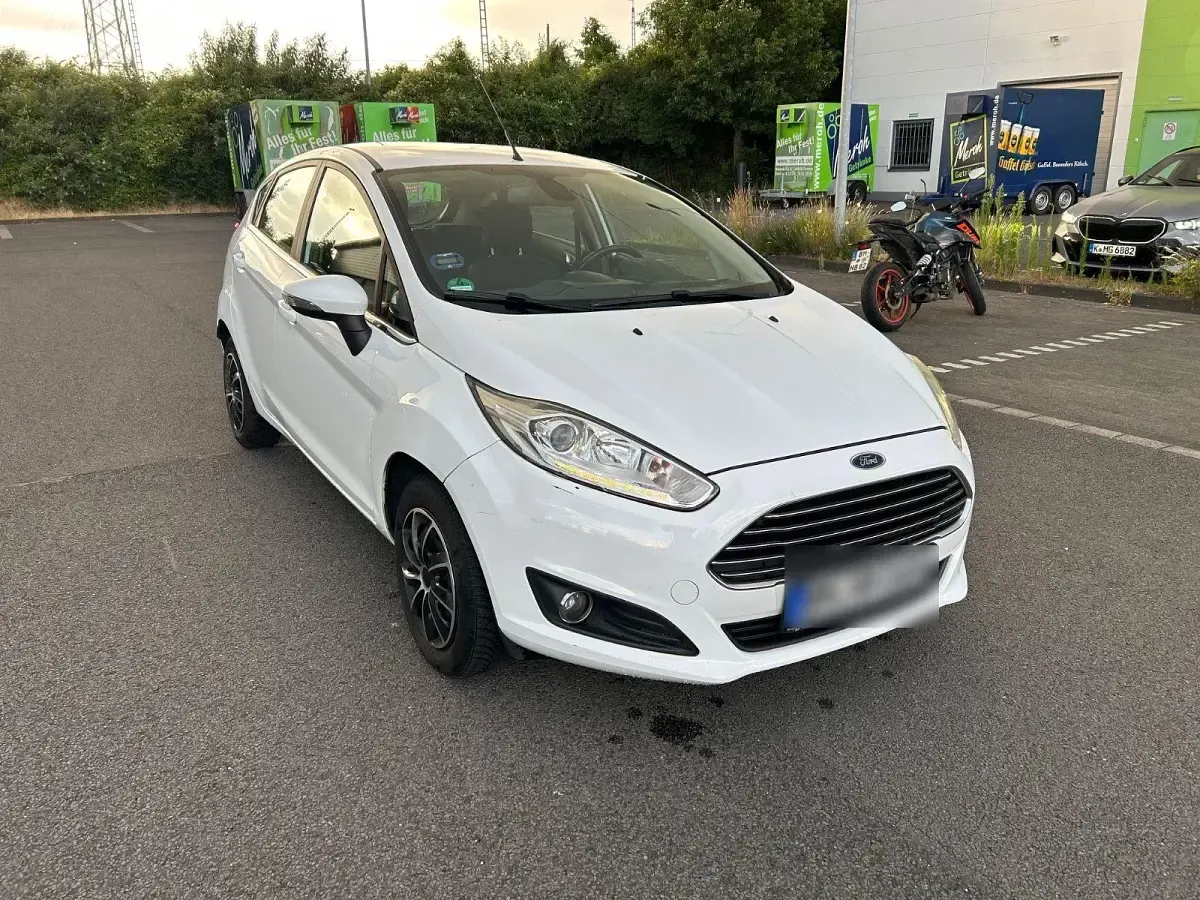 Gebraucht Ford Fiesta 101 PS (74 kW) 2014 Weiß Kleinwagen