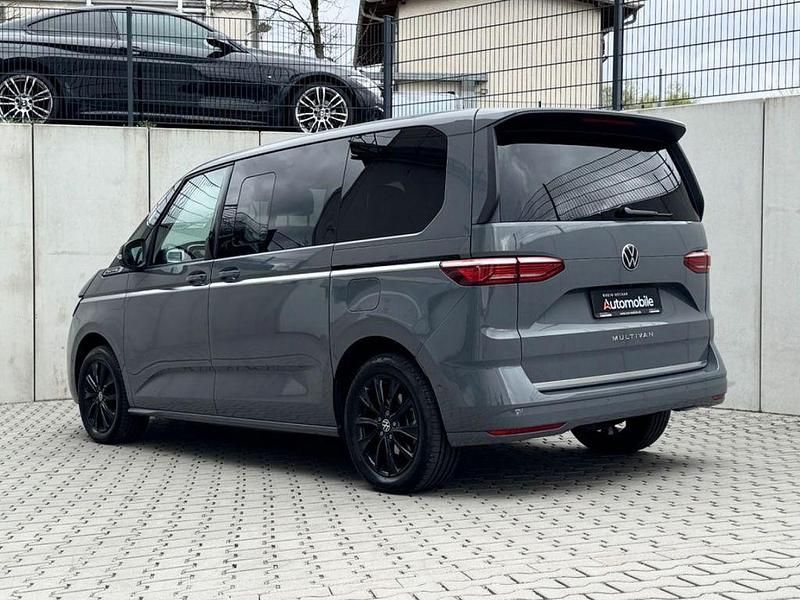 Gebraucht VW Multivan Style 150 PS (110 kW) 2025 Grau Van