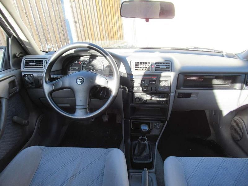 Gebraucht Opel Vectra 82 PS (60 kW) 1992 Weiß Limousine