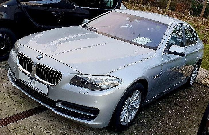 Gebraucht BMW 520 Performance 184 PS (135 kW) 2015 Glaciersilber metallic Limousine