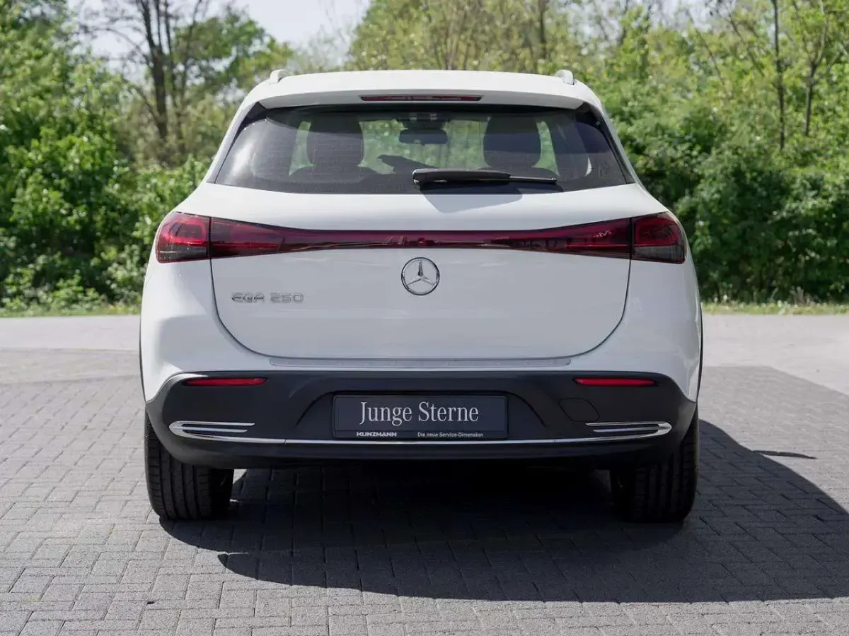 Second-hand Mercedes EQA250 Progressive 139 kW (190 CP) 2022 Alb SUV