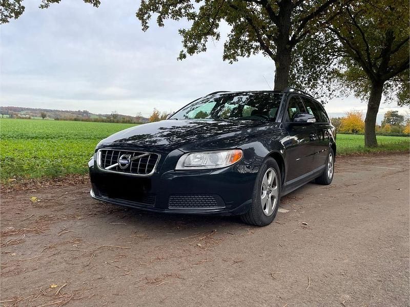 Grau Gebraucht 2010 Volvo V70 Momentum Kombi | 5.500 € (Etwas zu teuer) - Bild 1/4