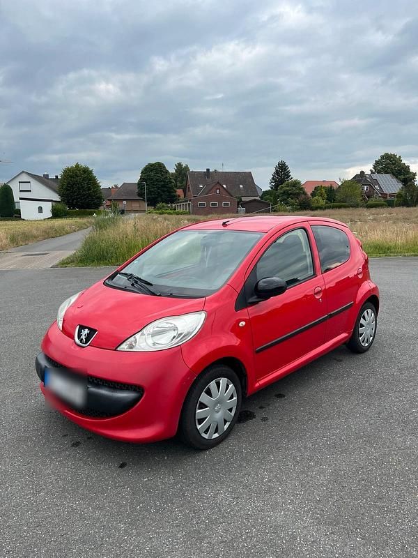 Rot Gebraucht 2006 Peugeot 107 Kleinwagen | 1.900 € (Fairer Preis) - Bild 1/4