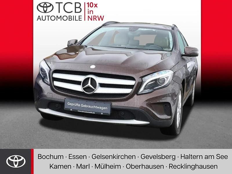 Orientbraun metalliclack Gebraucht 2015 Mercedes GLA200 Style SUV | 14.889 € (Fairer Preis) - Bild 1/4
