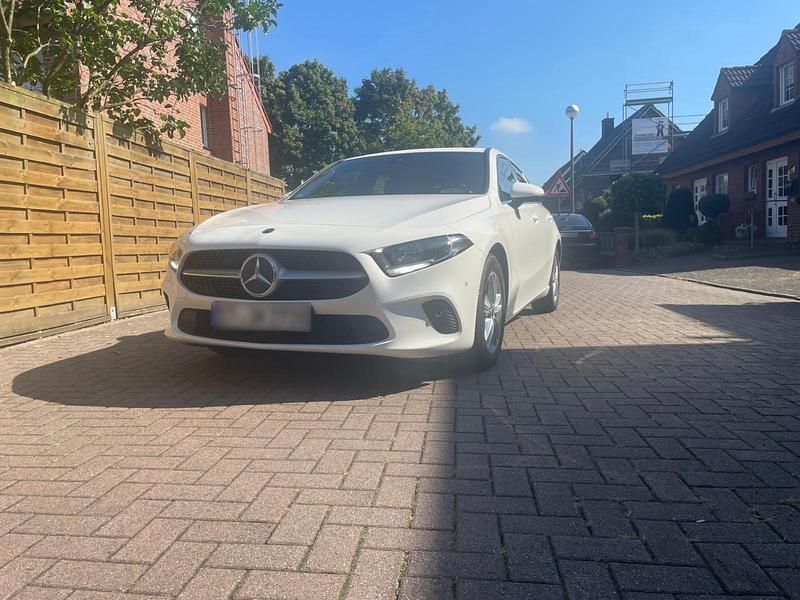 Weiß Gebraucht 2019 Mercedes A180 Kleinwagen | 20.200 € (Superpreis) - Bild 1/4