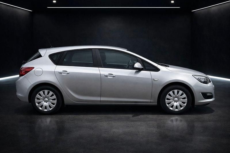 Gebraucht Opel Astra 101 PS (74 kW) 2013 Silber Kleinwagen