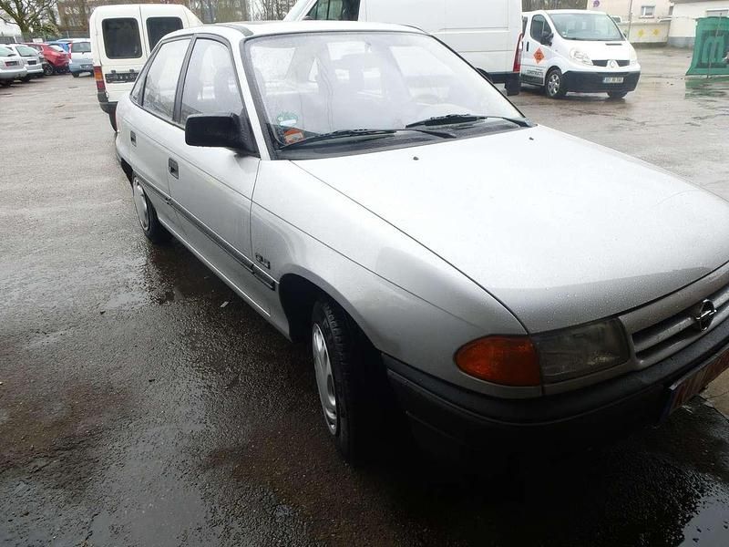 Gebraucht Opel Astra 75 PS (55 kW) 1993 Silber Limousine