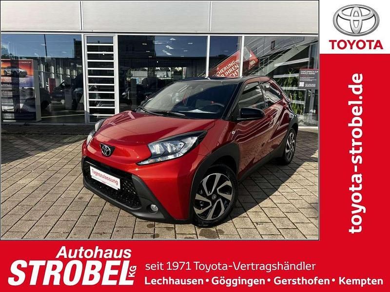 Neu Toyota Aygo X 72 PS (52 kW) 2025 Chili red perleffekt/dach myst SUV