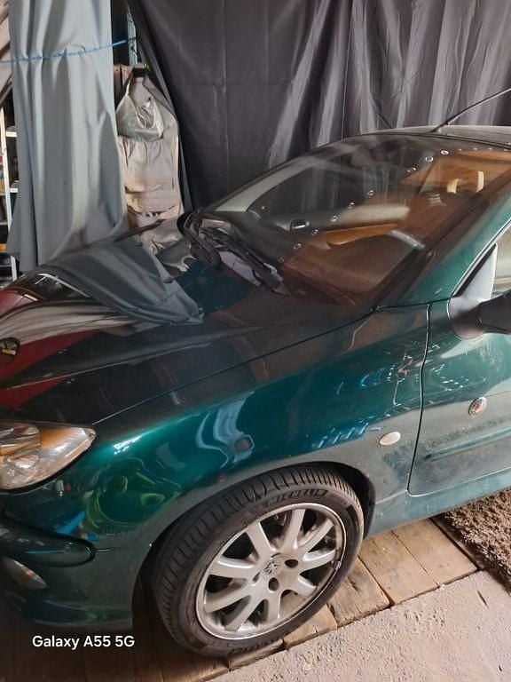 Grün Gebraucht 2002 Peugeot 206 CC Roland Garros Cabrio | 800 € (Superpreis) - Bild 1/2