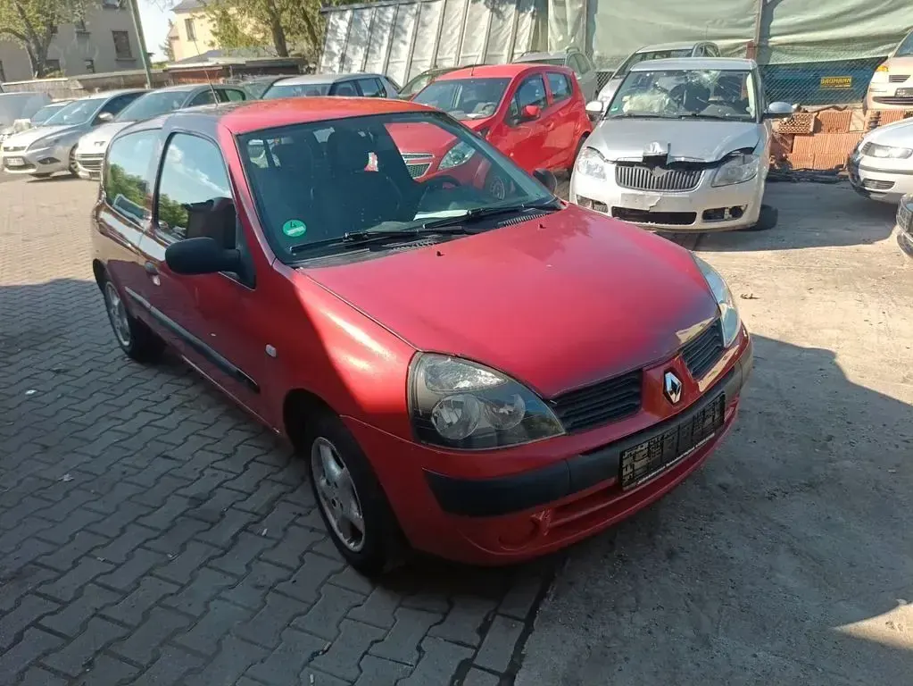 Używany Renault Clio II 58 KM (42 kW) 2010 Czerwony Sedan/Limuzyna