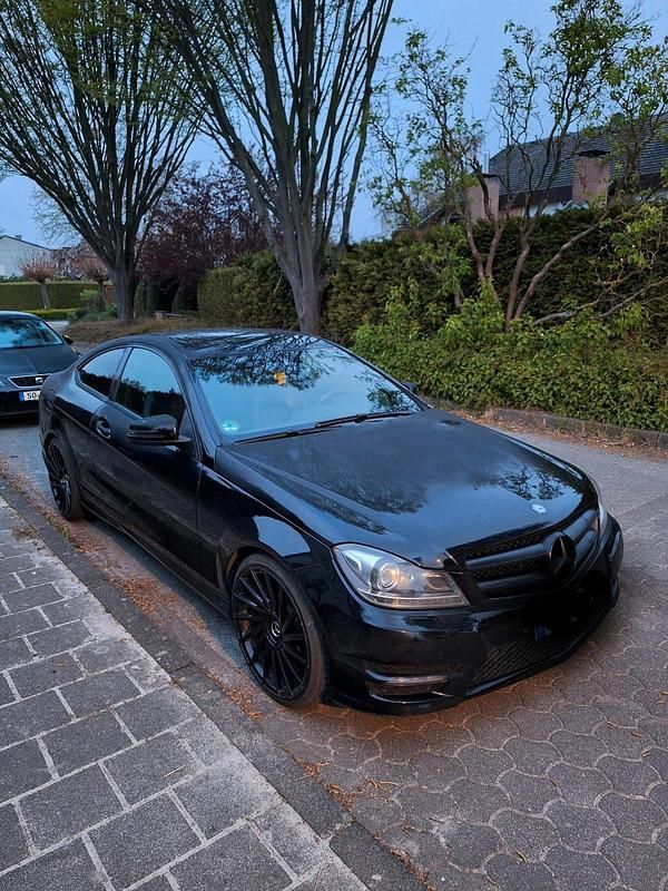 Schwarz Gebraucht 2013 Mercedes C220 AMG Coupé | 10.399 € (Etwas zu teuer) - Bild 1/2
