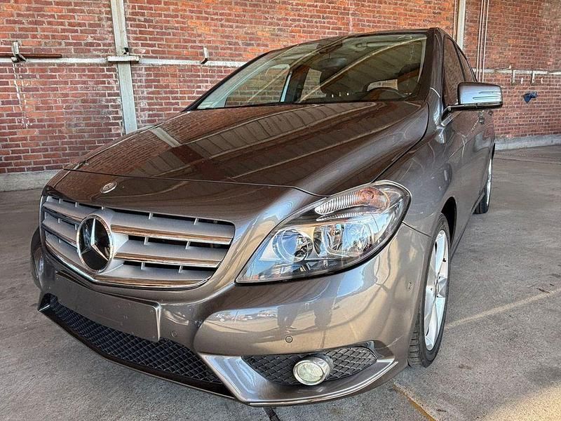 Grau Gebraucht 2011 Mercedes B180 Van / Kleinbus | 10.299 € (Etwas zu teuer) - Bild 1/4