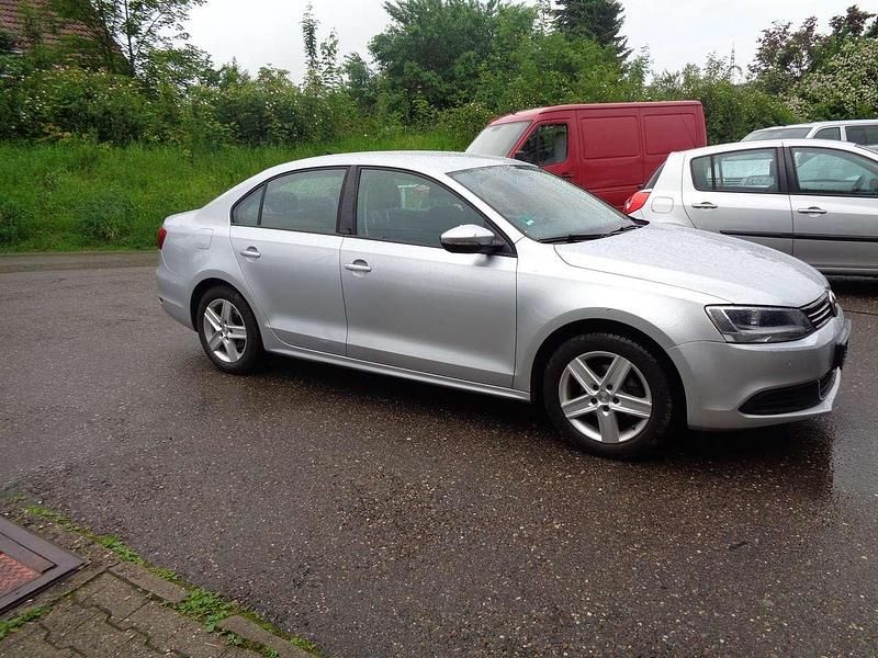 Reflexsilber metallic Gebraucht 2011 VW Jetta Comfortline Limousine | 4.650 € (Guter Preis) - Bild 1/4