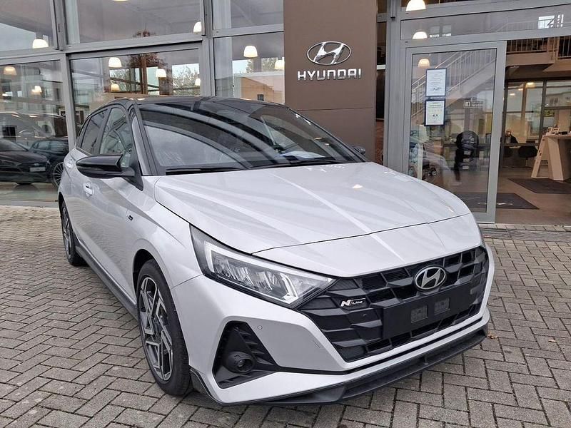 Lumen grey/ phantom black Neu 2025 Hyundai i20 N Line Limousine | 27.480 € (Teuer) - Bild 1/4