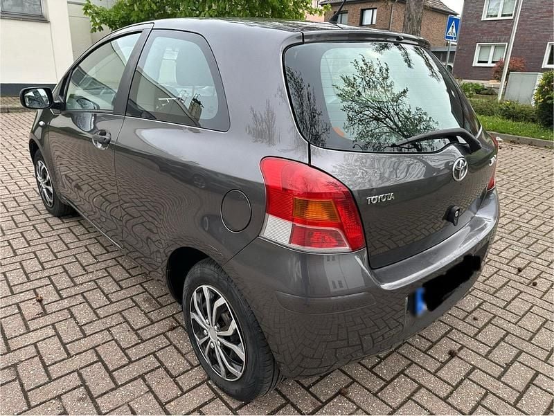 Gebraucht Toyota Yaris 69 PS (50 kW) 2009 Grau Kleinwagen