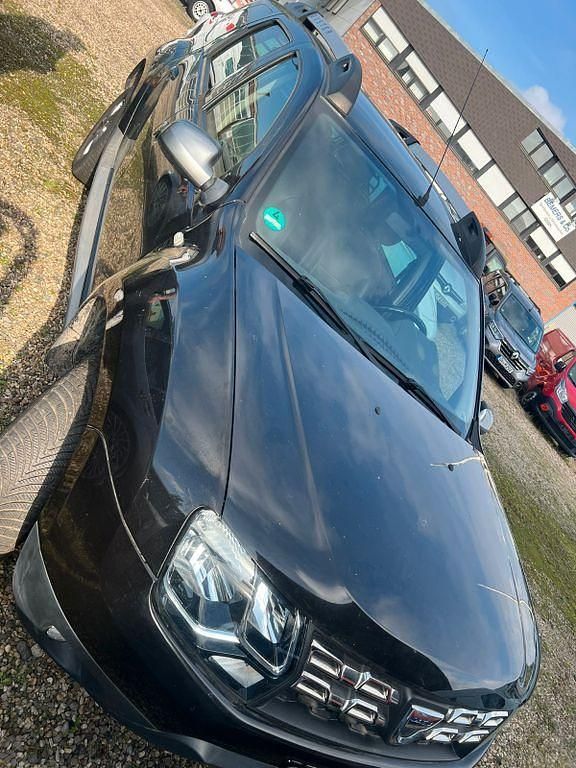 Schwarz Gebraucht 2015 Dacia Duster Lauréate SUV | 6.800 € (Superpreis) - Bild 1/4