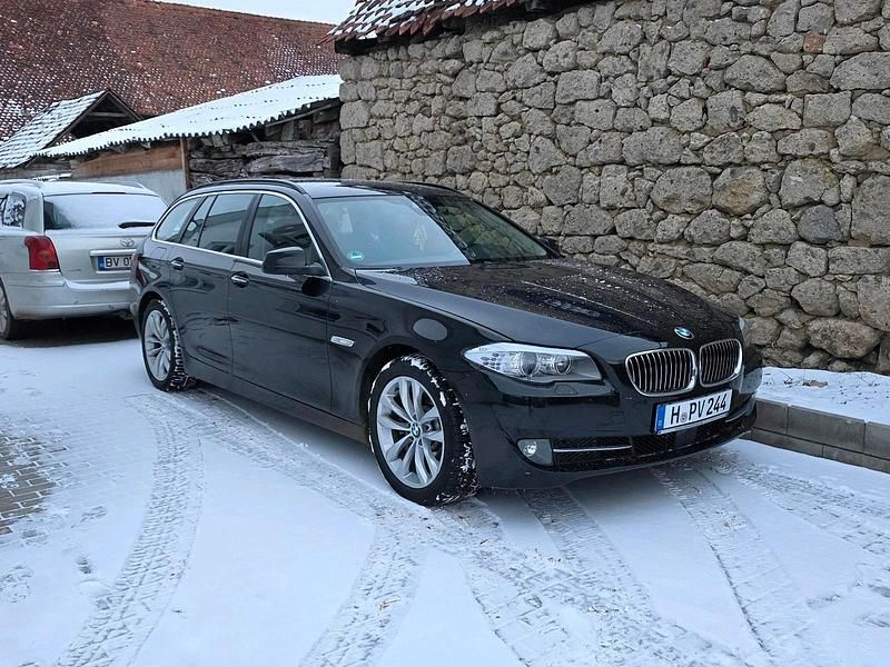 Schwarz Gebraucht 2013 BMW 530 Kombi | 11.000 € (Superpreis) - Bild 1/4