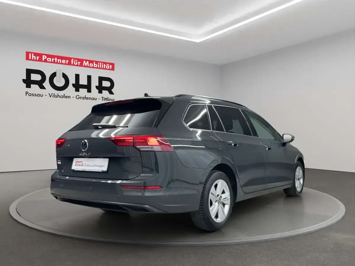 Second-hand VW Golf VIII Life 131 CP (96 kW) 2023 Gri Break