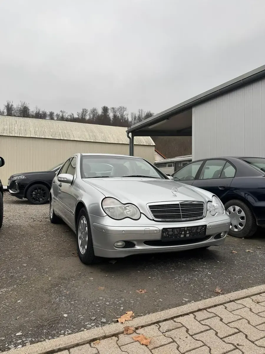 Gebraucht Mercedes C200 115 PS (84 kW) 2000 Silber Limousine