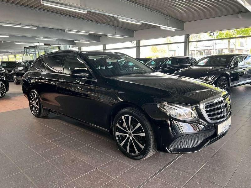 Gebraucht Mercedes E300 306 PS (225 kW) 2019 Ung. schwarz  unilack Kombi