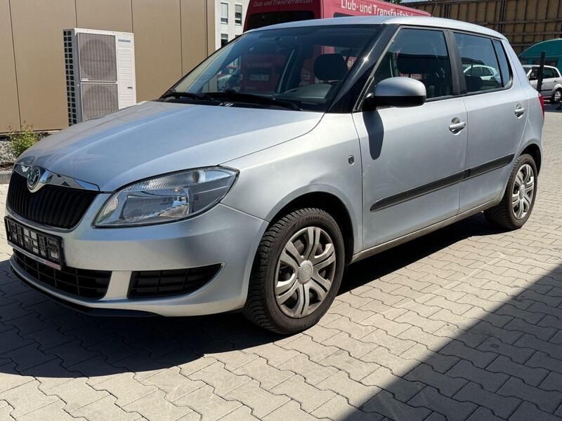 Grau Gebraucht 2012 Skoda Fabia Limousine | 3.200 € (Superpreis) - Bild 1/4